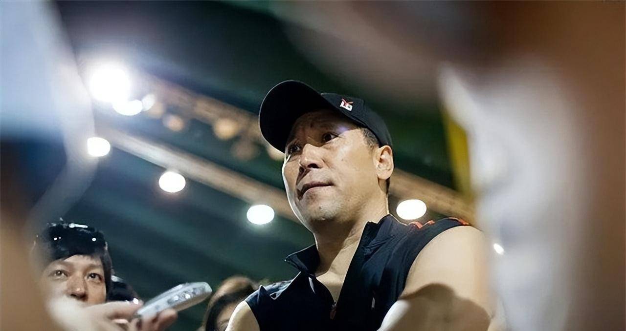 国羽教父李永波执掌国家队24年,卸任教练后种榴莲,今身材发福