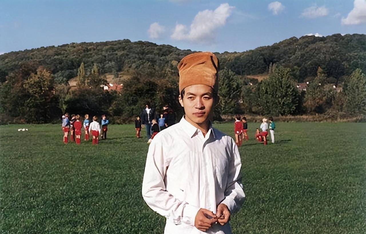 顾城生前拒绝抚养儿子,杀妻自尽前给儿子留下遗书:愿你别太像我