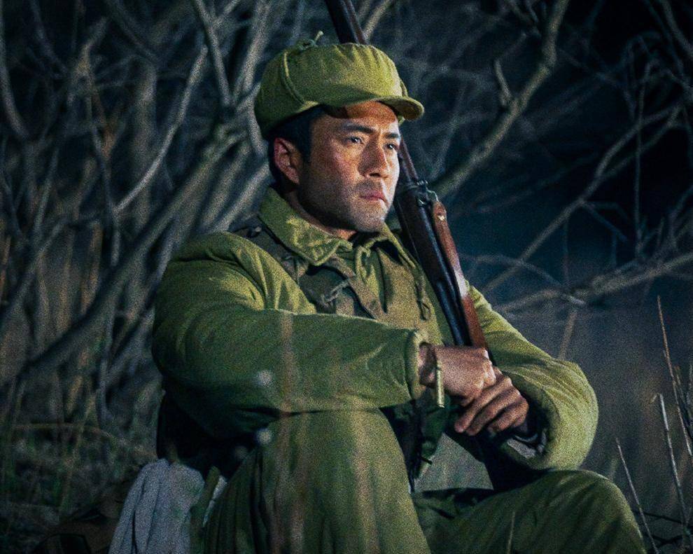 比如,前段时间大火的电影长津湖中七连神枪手平河,背着巴祖卡在战场上