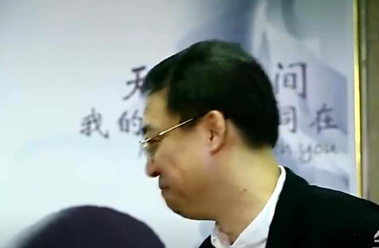 亲友哭成一片,她笑怼:憋回去_王越_王亮_妻子