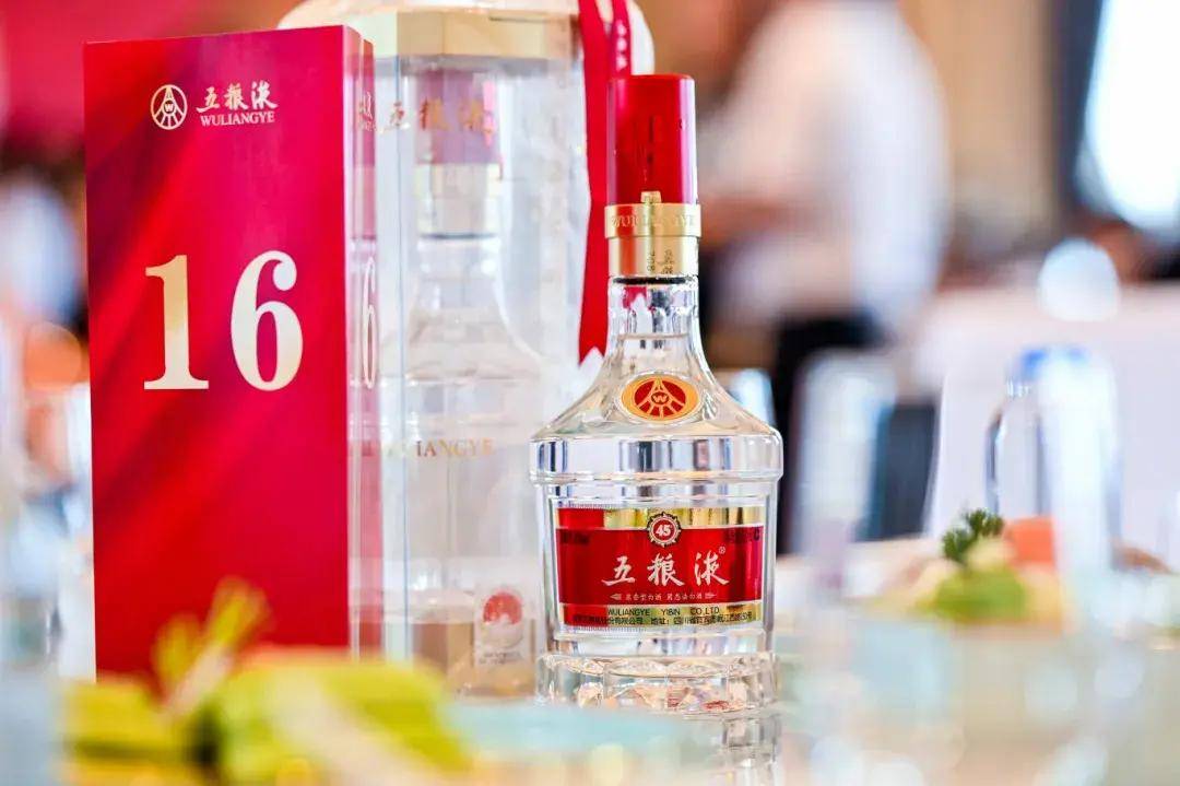 五粮液45度焕新回归，打造中国高端中度白酒引领者！_消费者_品质