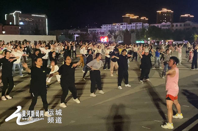 图为垣曲县中心广场的市民们进行跳操运动.