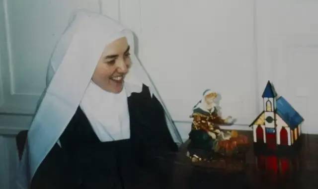 于是丽莎在19岁那年,加入了加尔默罗会,这是罗马天主教堂一个古老的修