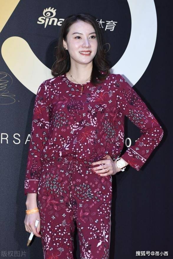 林丹能娶到谢杏芳真有眼光!穿黄色连体裤出席活动,端庄又显气质