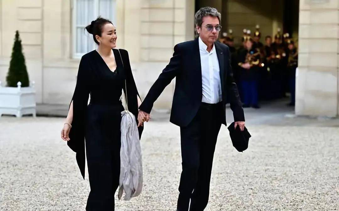 巩俐夫妇惊艳中法晚宴:年龄不是爱情的障碍,恩爱胜过一切!