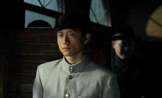 当然,由于时局动荡不安,家世也日渐衰颓,郑洞国偶尔不免要,做些教书