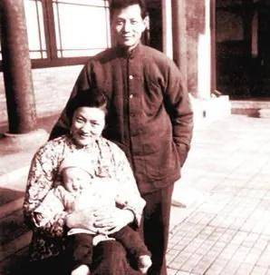 洪晃的母亲章含之,两段婚姻让人唏嘘,死后为何与养父合葬?