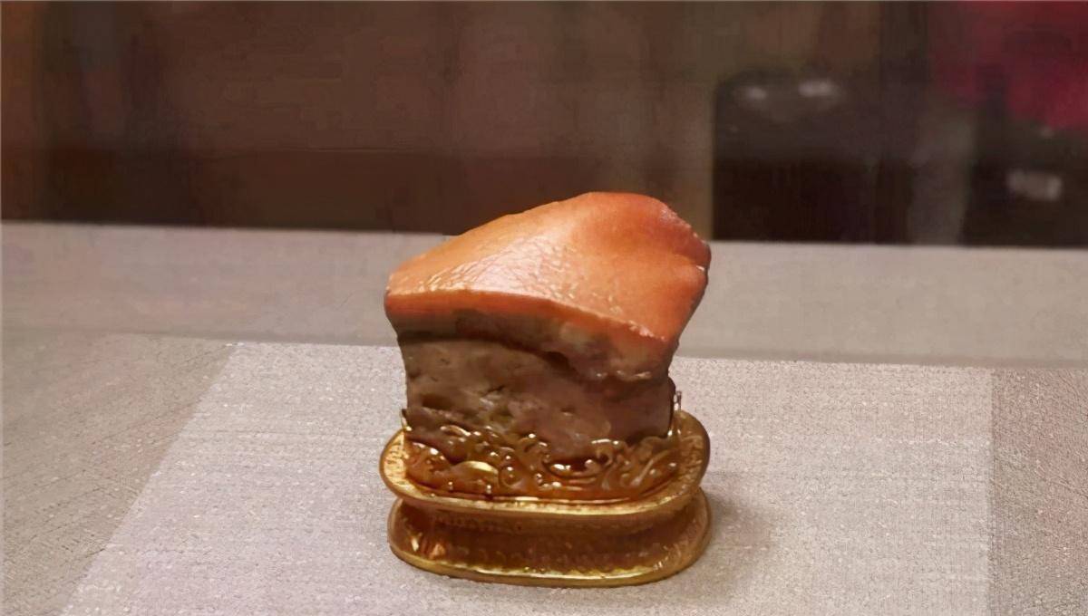 男子50万卖别墅换块"红烧肉",带去鉴宝,专家:捐博物馆吧