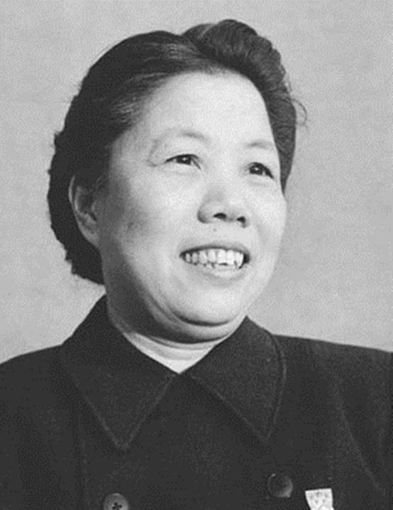 新中国首批女飞行员走进航校,遭遇了这个最奇怪的命令