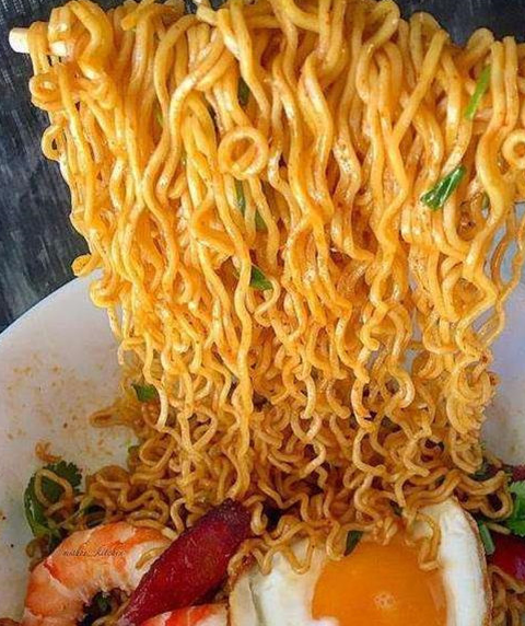 为什么方便面"一包吃不饱,两包吃不完"?这个设计很"狡猾"