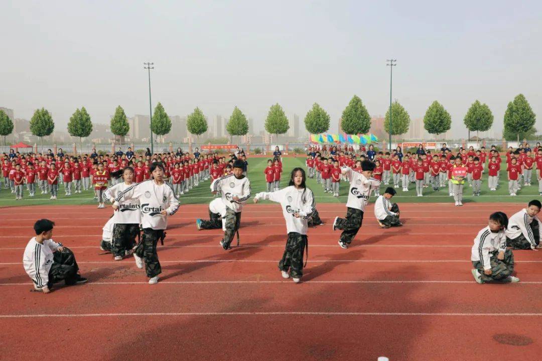 式上,国旗方阵,校旗方阵,彩旗方阵,学生社团方阵依次登场,整齐的队形