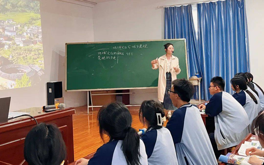 三尺讲台竞风华 以赛促教共成长—郑州励德高中青年教师优质课大赛