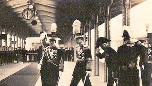 溥仪晚年携妻子重游故宫,对面走来一个老人,溥仪见后脸色大变