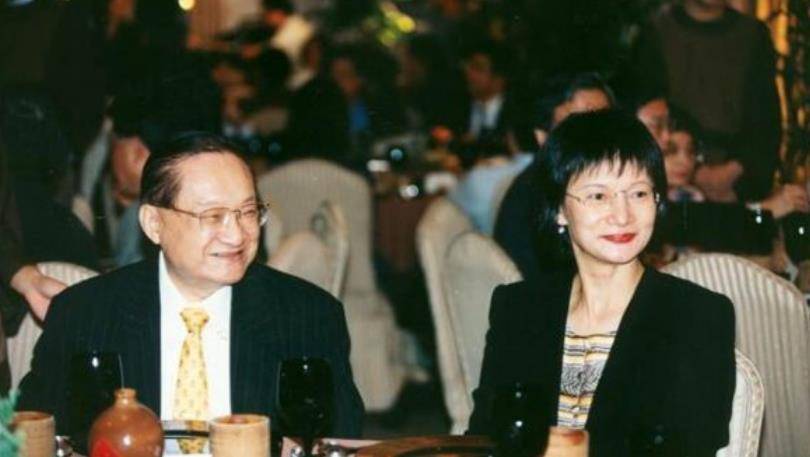 金庸:长子身亡,共患难妻子凄凉离世,他却与新欢游山玩水_婚姻_杜冶芬
