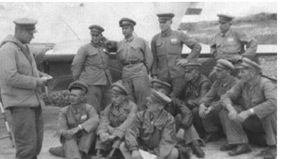 在两年多的朝鲜战争期间,苏联空军采取轮战战术(一般同时保持三个师