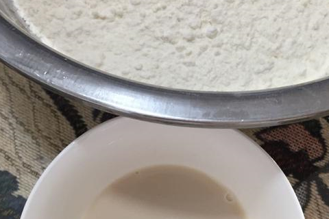 准备面粉适量酵母用温水化开配料:萝卜虾皮粉丝包子闺女吃了特别开心