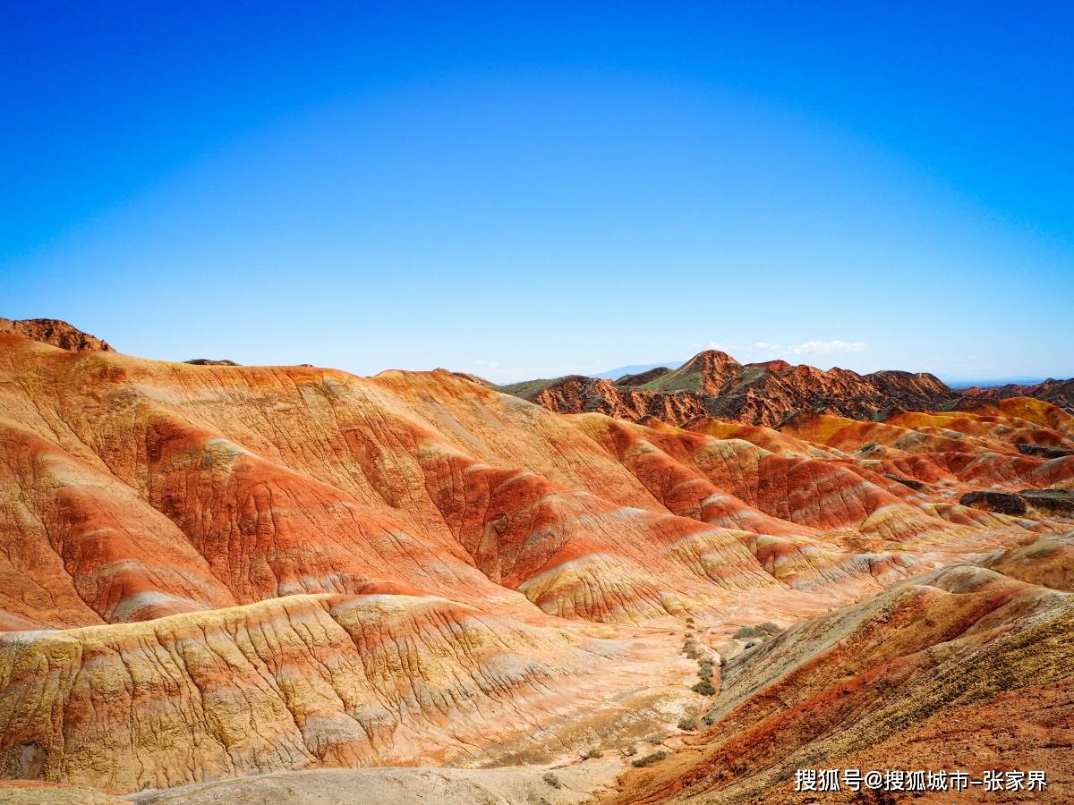 吐鲁番盆地火焰山图片