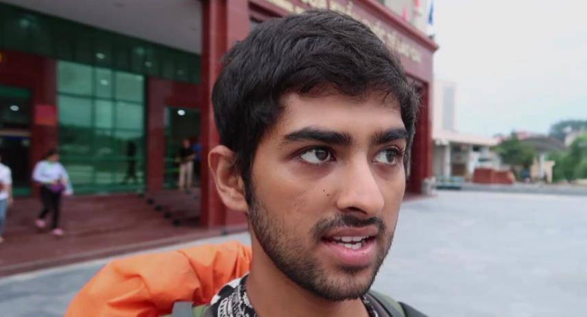 印度小哥初到中国,豪掷千金想要"炫富",不料却被老板打脸