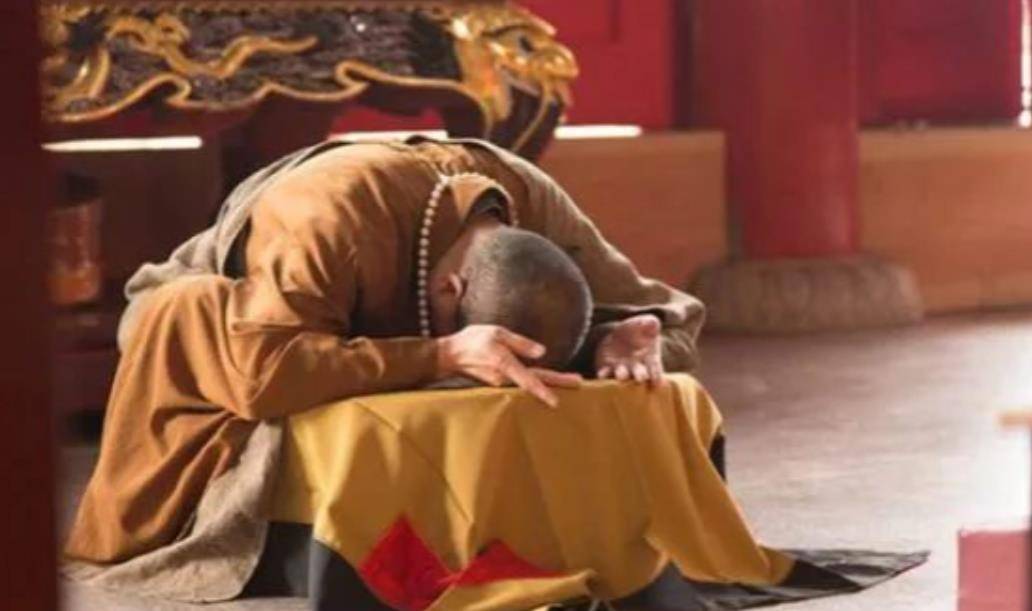 通缉犯"红桃五":逃16年混成高僧,拍照露半张脸,袈裟藏匿70万