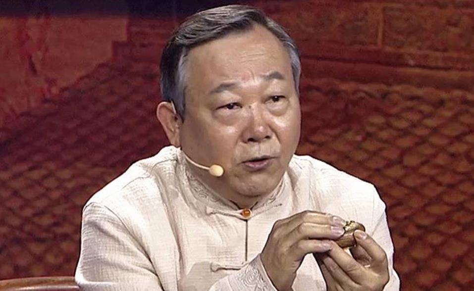 在无法正常交易的情况下,这块岫岩玉没有办法给她带来什么实质性的