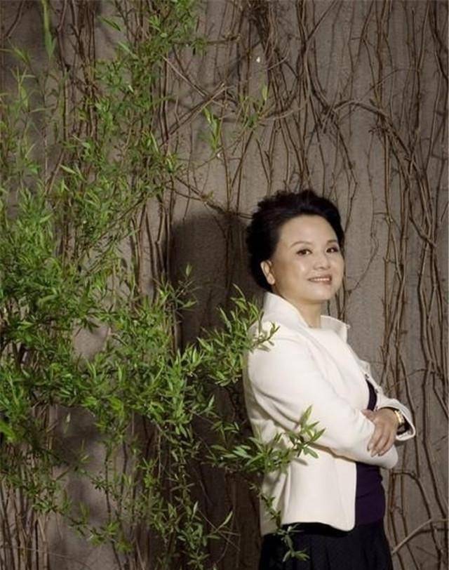 但是企业家能做的最大慈善就是把自己的企业给做好,而何巧女在2018年