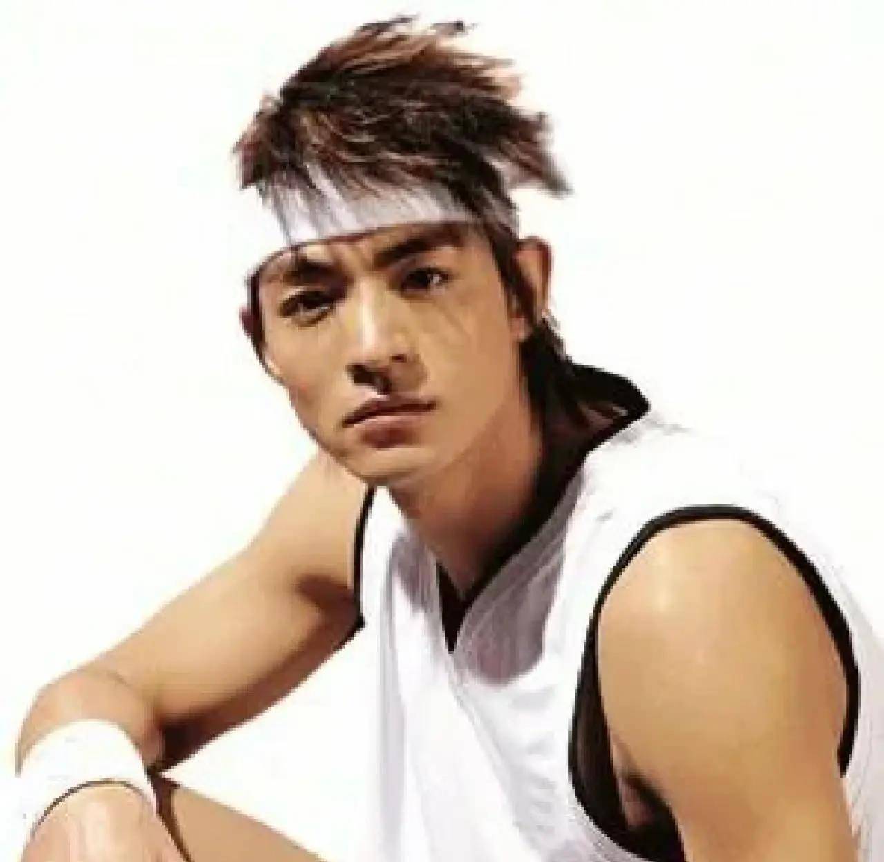 李学庆的身高为188厘米,拥有令人羡慕的大长腿,给人一种帅气迷人的