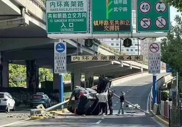 上海内环金沙江路上匝道,一车辆碰撞立杆后侧翻!警方通报