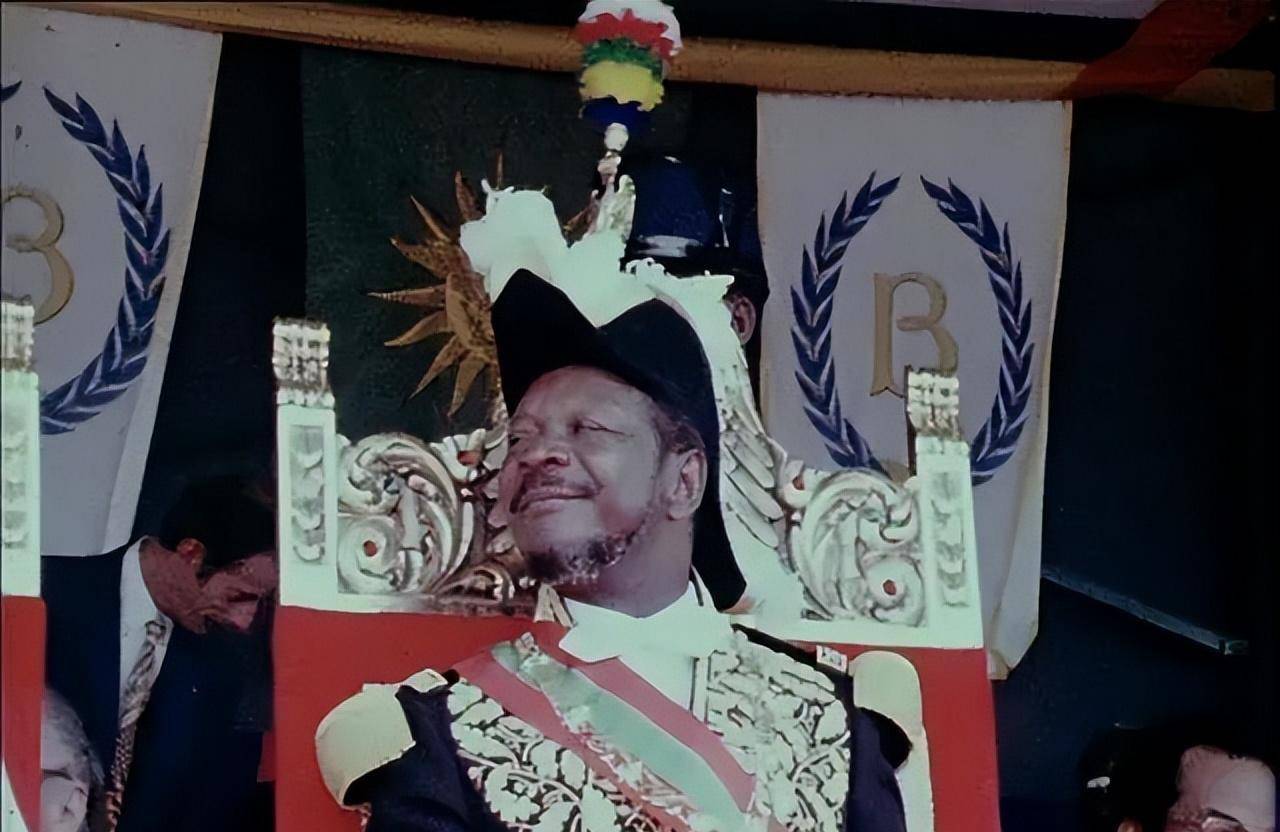 博卡萨看着眼前这个美艳动人的新娘内心无比的高兴,便想在两人结婚之