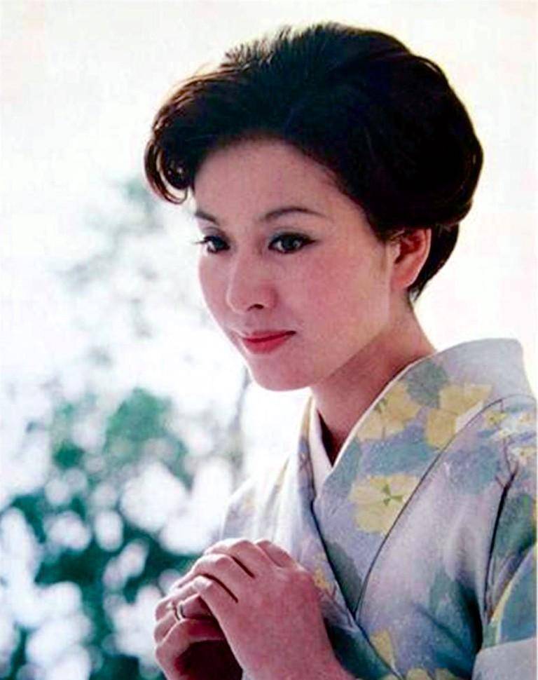 《三口之家》,饰演美丽的女主角,同当时的偶像男演员竹胁无我搭档演出