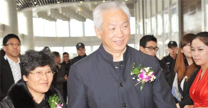 当天中午他趁着午休时间找到了黄董宁,语重心长地想向他求证一下这件