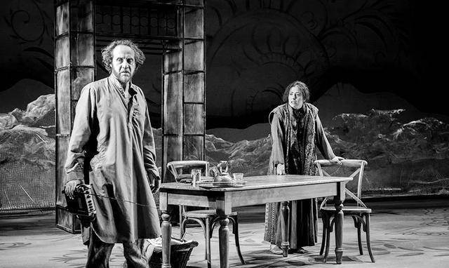 《灿烂千阳》:不反抗不是妥协,深陷肮脏泥潭仍心怀烈日