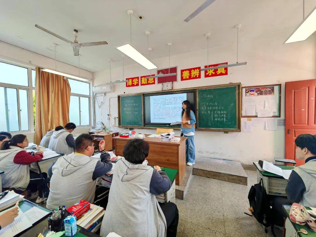 姜堰区教育局视导蒋垛中学教学工作