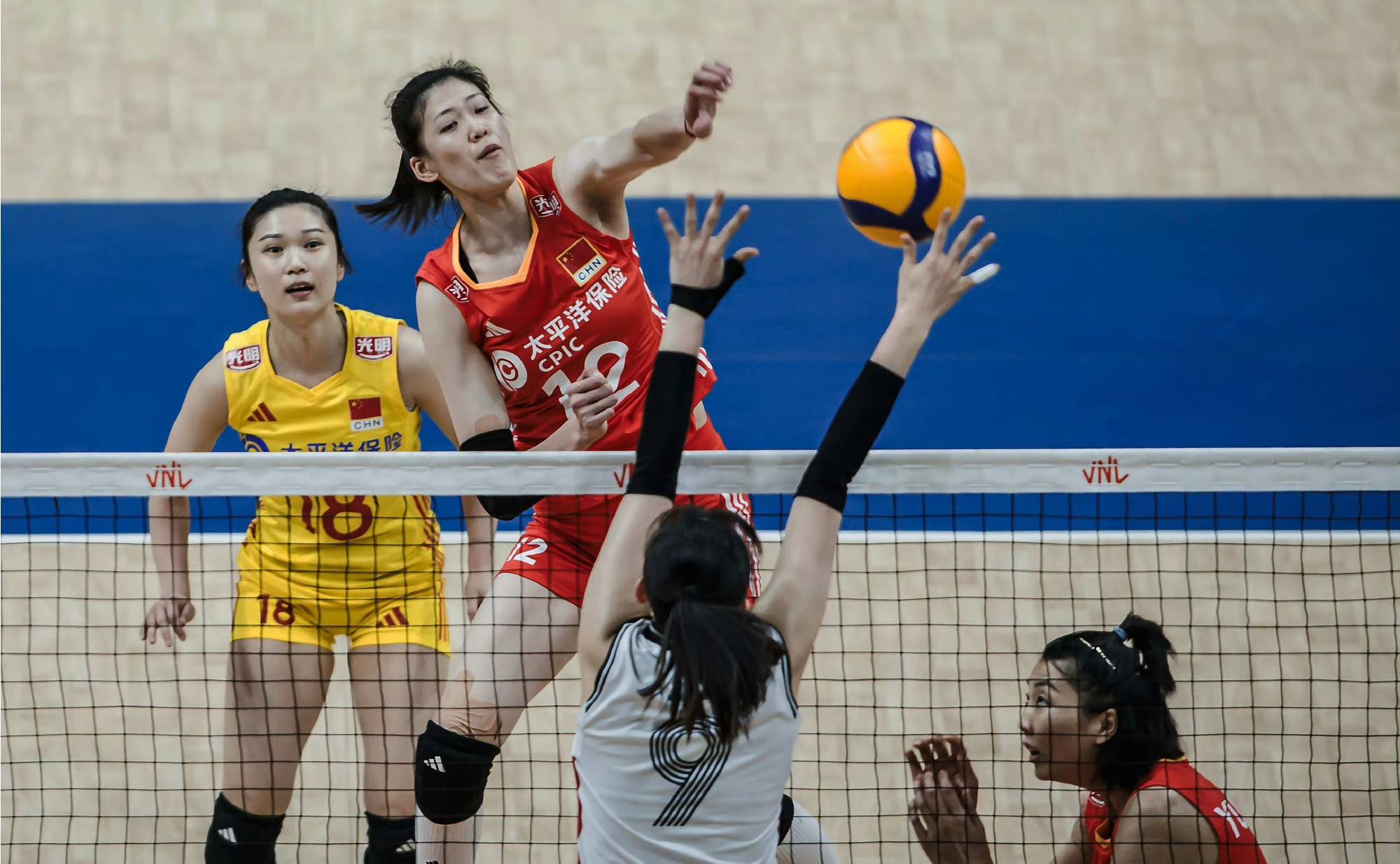 张常宁正式复出,中国女排横扫韩国赢开门红,主攻李盈莹得分最高_比赛