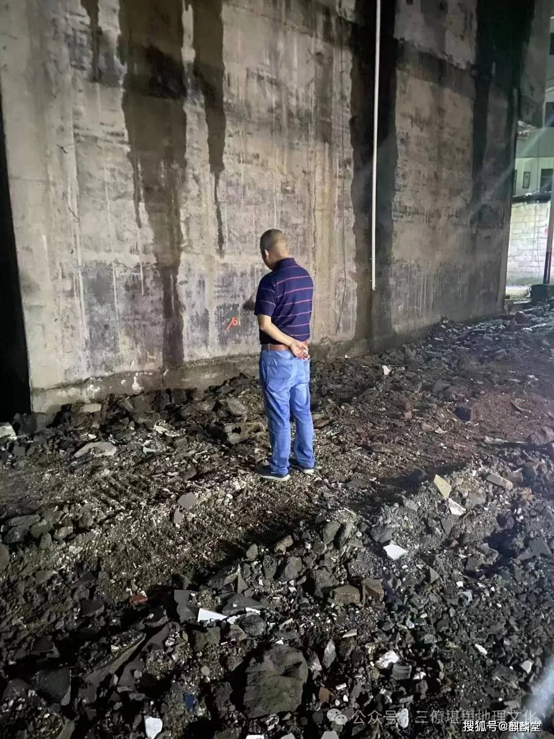 双水环绕,真龙显象.很多的古墓都在河道上挖出来的,就是因为这个.