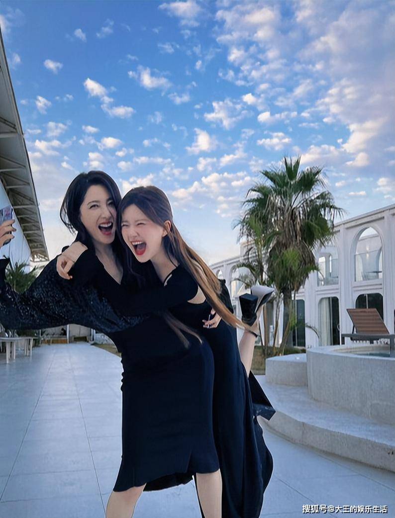 曾黎王子鸣恋情稳定!电动车载爱回家,网友:这个羽绒服绝了