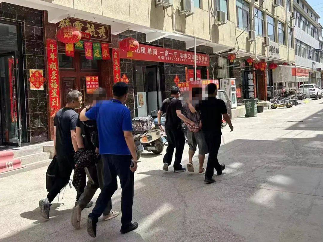 价值三万余元,抓获雷某(男,29岁,长治市人),张某(男,37岁,偏关县人)