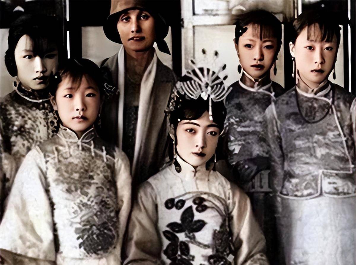 婉容被溥仪关在"猪圈"10年,获救时,她说的一句话让人心酸不已