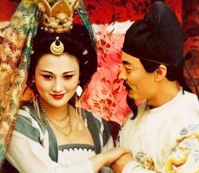 在马嵬坡,杨贵妃:我不想死 唐玄宗:爱妃,你不死我就得死啊_杨玉环