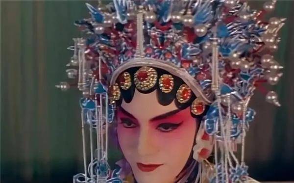 在京剧舞台上以男扮女并不是什么罕见的事情,许多优秀的男旦艺术家在