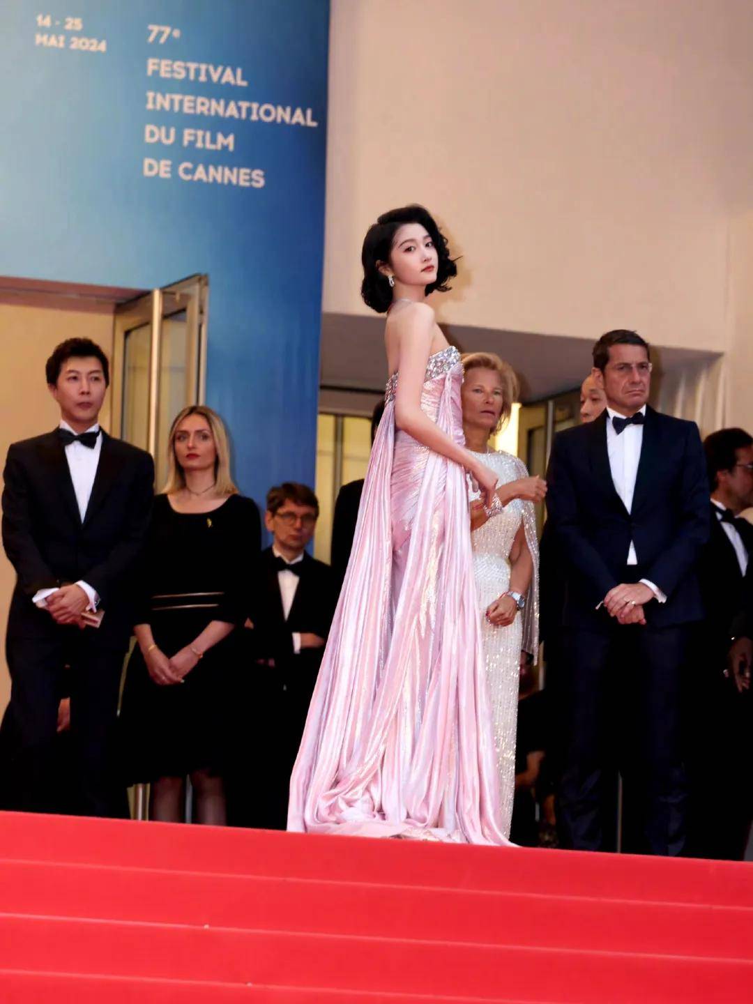 戛纳电影节关晓彤粉色千金造型,漂亮嘎嘎美!