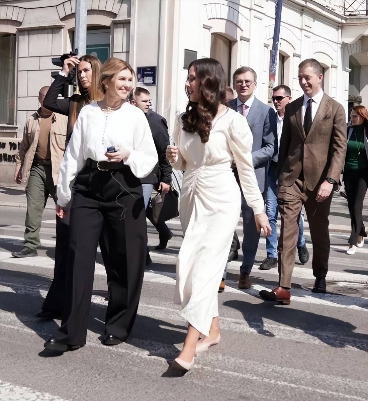 乌总统夫人访塞,武契奇态度转变,是走平衡路线,还是当调停人?