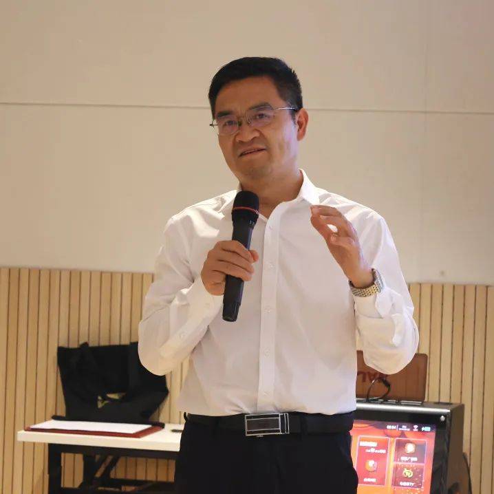 何光友书记在发言中肯定了北二外成都附中在少年班人