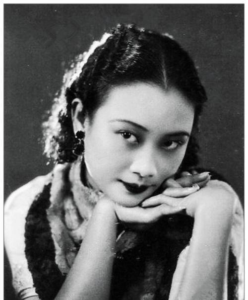 胡蝶本名胡瑞华,是民国时期的电影皇后,她在1931年出演了我国第一部