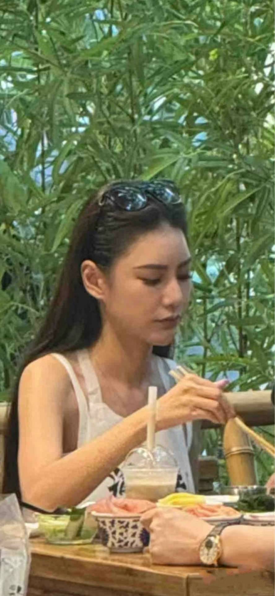 汪小菲携未婚妻吃火锅