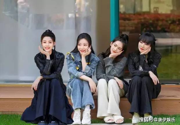 柳岩晒与萨顶顶等人合影,浪姐情深,牛仔装秀蛮腰,肤白貌美