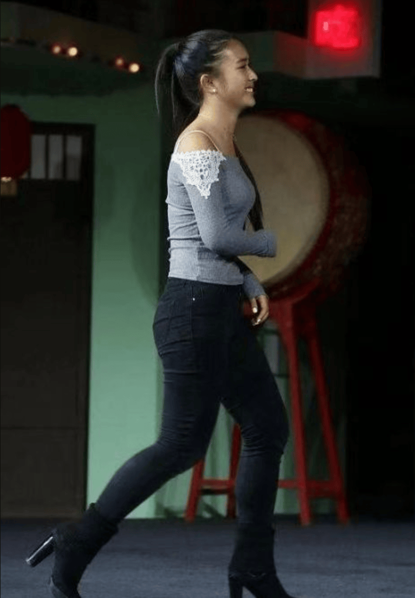 陈冲小女儿"发育过猛"!22岁欧美身材太成熟,比妈年轻时差太多