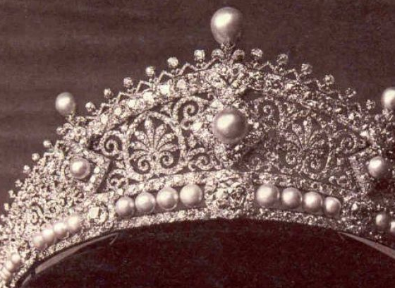 皇冠人人都想要,尤其是在结婚的时候,戴上它真的就是全场最美的新娘子