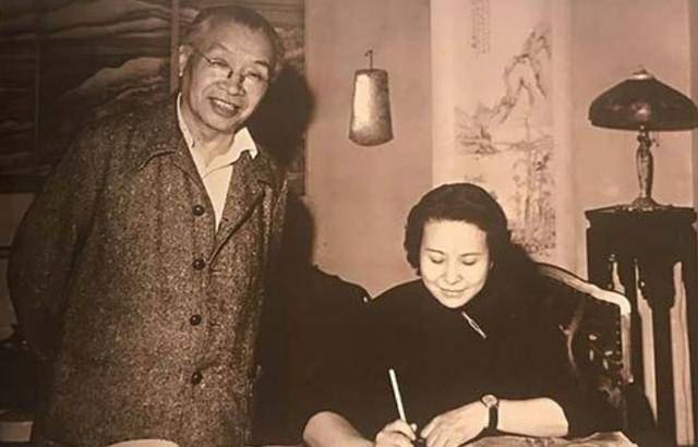 民国痴女子,丈夫中风不离不弃,丈夫想前妻,便把前妻接来一起住