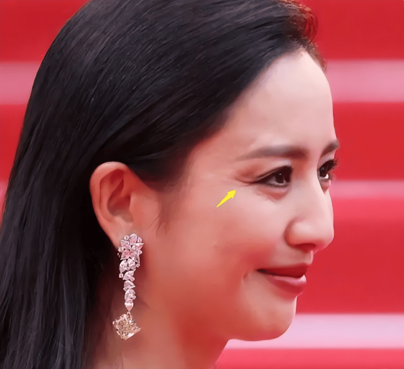 佟丽娅戛纳红毯未修图,眼纹暴露真实年龄,还被金发女星抢了镜头