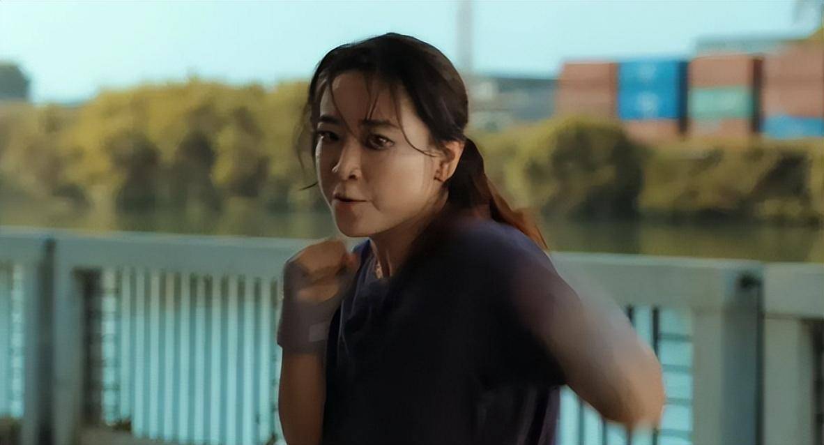 黄婧灵被前辈调戏,身材太好使她很困扰